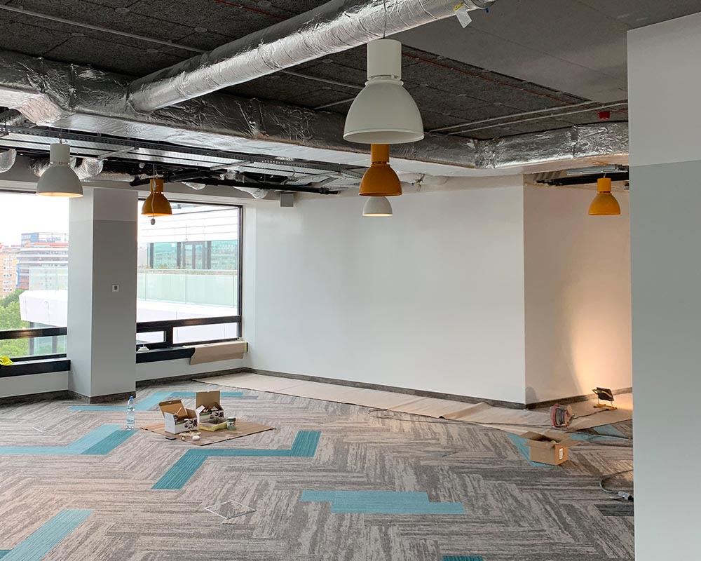 A Raiffeisen bank székházában 180m2 mágnesezhető OkosFalat készítettünk